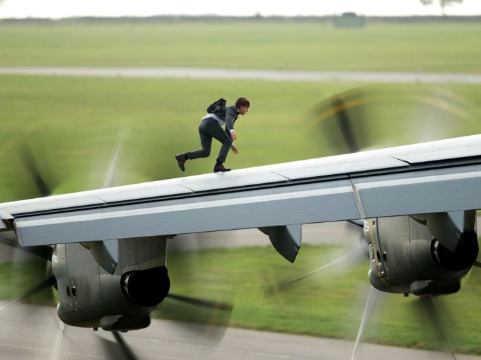 Tom Cruise on Plane Wing Mission: Impossible - Rogue Nation
